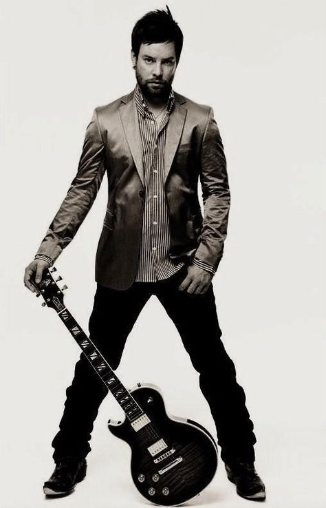 Guitar Photoshoot Ideas, Poses Guitar, Photoshoot Ideas Men, Guitar Photoshoot, Guitar Poses, Guitar Portrait, Music Photoshoot, David Cook, Band Photoshoot