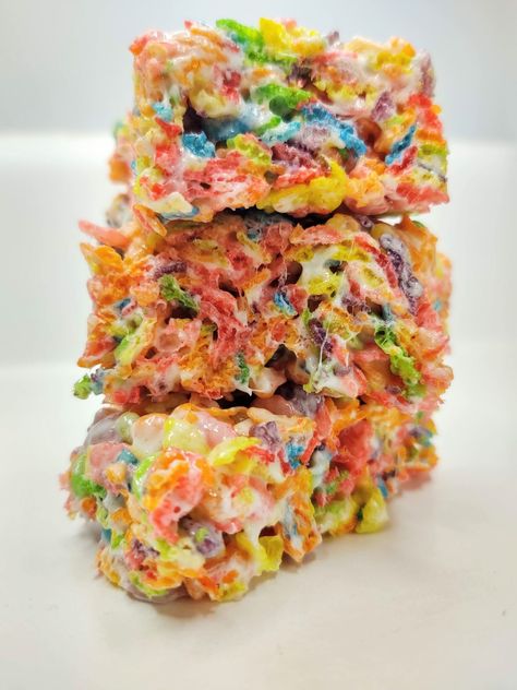 Cereal Treat Bars, Fruity Pebbles Treats, Crispy Treats Recipe, Rice Crispy Treats Recipe, Rainbow Desserts, Rainbow Rice, Krispy Treats, Cereal Treats, Rice Krispy