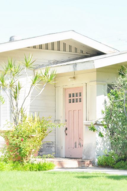 pink door...precious White Beach House, Pink Front Door, Craftsman Door, Country Porch, Yellow Doors, Exterior Front Doors, Pink Door, Yellow Houses, Front Door Colors