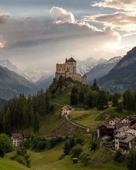 Tarasp, Switzerland Castles Around The World, Old Castles, Hohenzollern Castle, Loire Valley France, Switzerland Vacation, Castles To Visit, Famous Castles, Neuschwanstein Castle, Chateau France