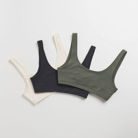 Sports Bra Flatlay, Sports Flatlay, Activewear Flatlay, Sports Shirt Outfit, Activewear Photography, Gym Wear Brands, Selling Clothes Online, Pilates Clothes, Maternity Activewear