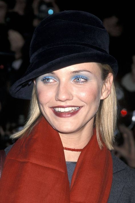 Long before the days of YouTube tutorials, everyone wore blue eyeshadow. Cameron Diaz paired hers with a very fitting Noughties-style hat. 2000 Makeup Trends, 90’s Makeup Looks, 00s Makeup, Early 2000s Makeup, 2000 Makeup, 90’s Makeup, 90s Makeup Trends, 2000s Makeup Looks, Teal Eyeshadow