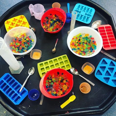 Sensory play with water beads ready for tomorrow 🤗 water beads are great for fine motor development, hand-eye coordination, exploration and… Fine Motor Water Play, Fine Motor Reception, Water Beads Sensory Bin, Water Beads Activities For Kids, Water Beads Activities, Water Bead Activities, Bead Activities, Sensory Play For Toddlers, Tuff Tray Ideas Toddlers