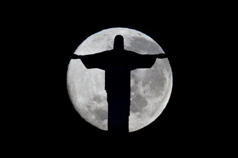 Full moon in Rio. Cool Jesus, Jesus Background, Christ The Redeemer Statue, Holy Art, Shoot The Moon, Christ The Redeemer, Jesus Wallpaper, World View, Simple Wallpapers