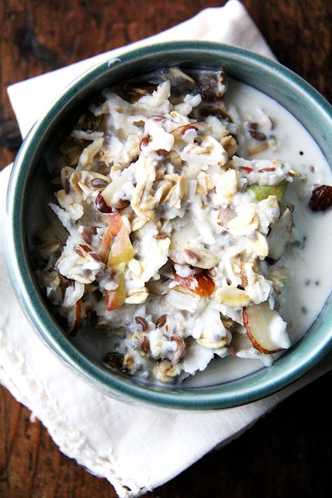 Bircher Muesli | Homemade Muesli #cleaneating Brunch Pictures, Brunch Potatoes, Brunch Photography, Brunch Quotes, Table Brunch, Brunch Christmas, Buffet Brunch, Brunch Decorations, Brunch Salad