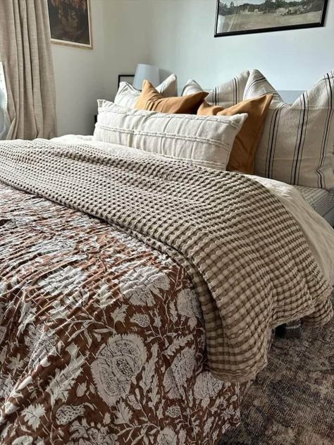 Brown Kantha Quilt Handmade Kantha Quilt Floral Design Handmade Kantha Quilted Bedding Bedspread 2 Pillow Cover 20x26 Inches Free - Etsy Quilted Bedding, Boho Bedroom Ideas, Print Throw Blanket, Brown Bed, Stil Boho, Brown Bedroom, Fall Bedroom, Modern Farmhouse Living Room, Cozy Room Decor