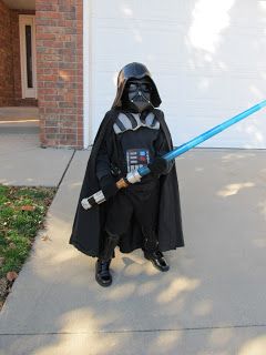 DIY Project Crazy: Home Made Darth Vader Costume. Detailed instructions how to make each piece of the costume! Helmet, mask, shoulder piece.... Diy Darth Vader Costume, Darth Vader Costume Kids, Darth Vader Costume, Diy Fantasia, Disfraz Star Wars, Darth Vader Costumes, Darth Vader Helmet, Star Wars Halloween, Diy Costumes Kids