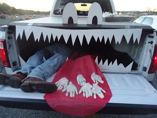 Halloween Car Decorations, Trunker Treat Ideas, Trunk Or Treat Ideas, Halloween Photo Booth, Halloween Diy Outdoor, Halloween Pins, Treat Ideas, Halloween Diy Crafts, A Farmer