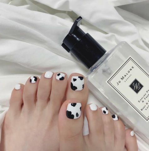 Korean Toenails Designs, Simple Toe Nails, Feet Nail Design, Pedicure Nail Designs, Gel Toe Nails, Cow Nails, Cute Toe Nails, Minimal Nails, Blush Nails