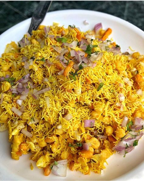 Chat Snap, Bengali Lunch, Bhel Puri Recipe, Bhel Recipe, Green Chutney Recipe, Chats Recipe, Street Food India, Desi Street Food, Maharashtrian Recipes