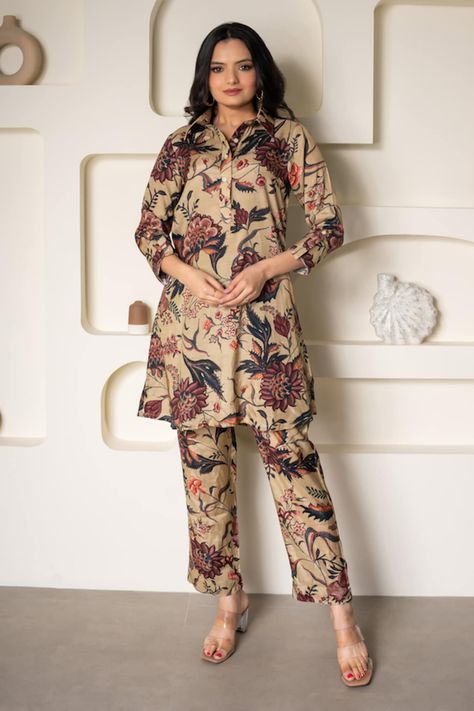 Buy Multi Color Cotton Silk Printed Floral Collar Short Kurta And Pant Set For Women by saangi by shubhangi Online at Aza Fashions. Sort Kurti Pent, Short Kurta Designs Women, Printed Kurti Designs Style, Holi Dance, Pent Design, Small Frocks, Drawing Diary, Sleeveless Kurti, Short Kurti Designs