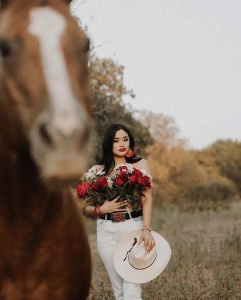 Vaquera Photoshoot Ideas, Vaquera Photoshoot, Western Graduation Pictures, Stars Photoshoot, Jaripeo Outfits, Horse Photoshoot Ideas, Cowgirl Photoshoot, Western Photoshoot, Senior Photography Poses