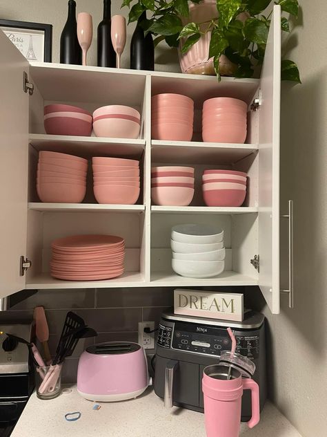 Girly Apartment Ideas Kitchen, First Place Aesthetic, Kitchen Aesthetic Apartment, Cute Apartment Kitchen, Apartment Kitchen Aesthetic, Appartment Decor Ideas, Apartment Girly, First Apartment Essentials, Girly Apartments