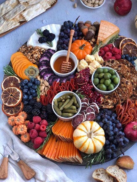 Fall Cheese Boards, Halloween Charcuterie Board, Table 13, Vegan Halloween, Fingerfood Party, Holiday Appetizer, Party Food Platters, Charcuterie And Cheese Board, Charcuterie Recipes