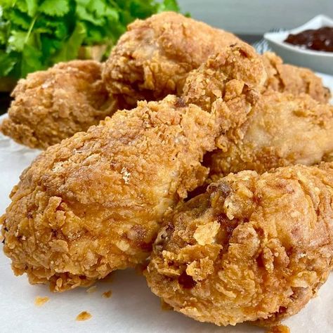 Hoy te enseñaremos a preparar un pollo frito!! no te creerás lo fácil que es prepararlo, además queda igual o aún más delicioso que en las cadenas de comida rápida. Ingredientes, consejos y videos paso as paso en nuestra web! Chicken Wing Recipes, Food Videos Cooking, Chicken Dinner Recipes, Yummy Food Dessert, Diy Food, I Love Food, Diy Food Recipes, No Cook Meals, Food Videos