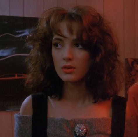 Veronica Sawyer Movie, Veronica Sawyer Pfp, Veronica Sawyer Icon, Veronica Sawyer Aesthetic, Winona Ryder Heathers, Heathers Veronica, Winona Ryder 90s, Wallpaper Queen, Veronica Heathers