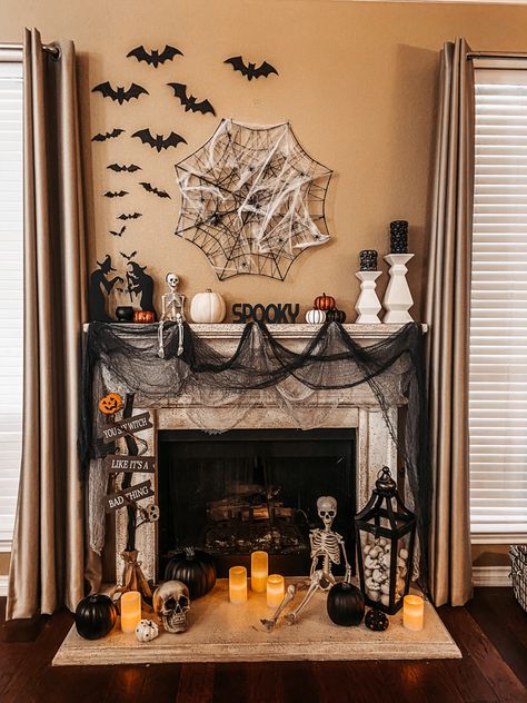 Halloween Decorations Fireplace With Tv, Halloween Decoration Fireplace, Halloween Inside House Decorations, Halloween Fire Mantel Decor, Halloween Decorations Indoor Inspiration, Black And White Halloween Fireplace Decor, Halloween Decorations For Fireplace, Fireplace Halloween Ideas, Haunted Fireplace Decor