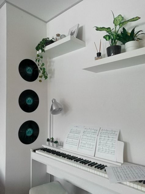 Room With Piano Aesthetic, Piano Aesthetic White, Piano Set Up Ideas, Piano Decoration Ideas, Piano Bedroom Ideas, White Plant Bedroom Aesthetic, Piano In Bedroom Aesthetic, Piano In Bedroom Ideas, Keyboard In Bedroom