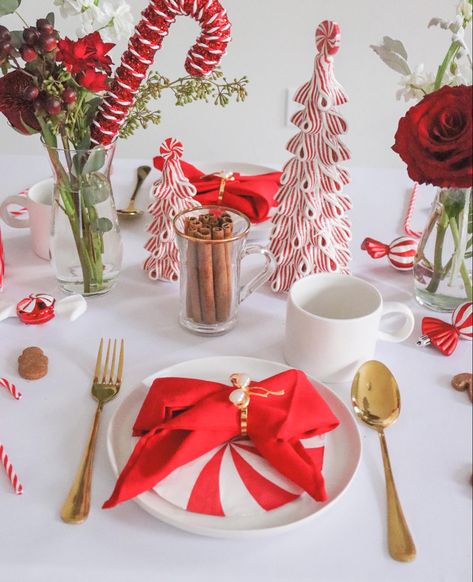 Candy Cane Christmas Table, Christmas Table Inspiration, Christmas Table Setting, Christmas Festivities, Candy Cane Christmas, Table Inspiration, Table Set Up, Red Candy, Christmas Table Settings