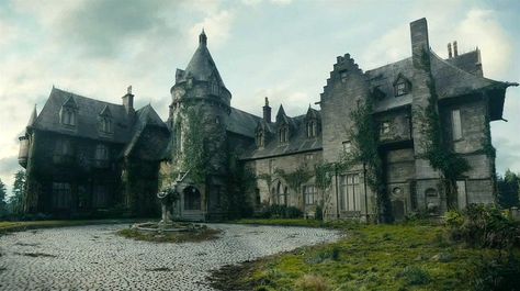 collinswood home of dark shadows | New Shadows International Trailer Images Dark Shadows Mansion, Dark Shadows House, Dark Fantasy Mansion, Live References, Medieval Mansion, Moody House, Dark Shadows Movie, Dark Mansion, Gothic Manor