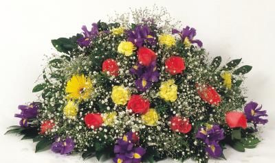 How to Make a Silk Headstone Saddle Arrangement Headstones Decorations, Casket Flowers, Fruits Decoration, Large Floral Arrangements, Grave Flowers, Casket Sprays, Cemetery Decorations, Memorial Flowers, Cemetery Flowers