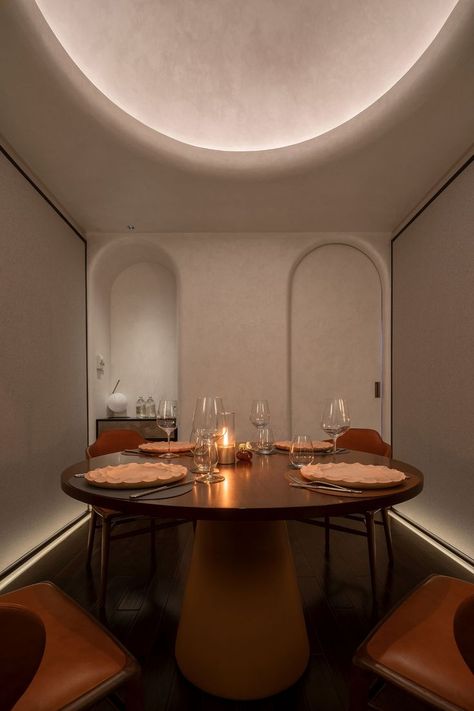 Private Dining Room Restaurant, Dining Plate, Luxurious Interior Design, French Restaurant, Vip Room, Luxury Restaurant, Hospital Interior Design, Dining Room Interiors, Restaurant Lighting