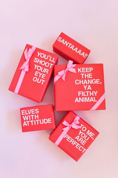 CHRISTMAS MOVIE QUOTE WRAPPING DIY Pink Christmas Gift Wrapping Ideas, Christmas 2022 Gifts, Pink Gift Wrapping Ideas, Christmas Packaging Design Inspiration, Box Present Ideas, Gift Wrapping Quotes, Christmas Box Design, Fun Gift Wrapping Ideas, Christmas Gift Toppers