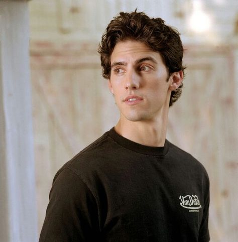 Milo Ventimiglia // Gilmore girls // Jess Milo Ventimiglia Gilmore Girls, Jess Gilmore, Gilmore Girls Jess, Gilmore Guys, Rory And Jess, Jess Mariano, Milo Ventimiglia, Rory Gilmore, Damon Salvatore