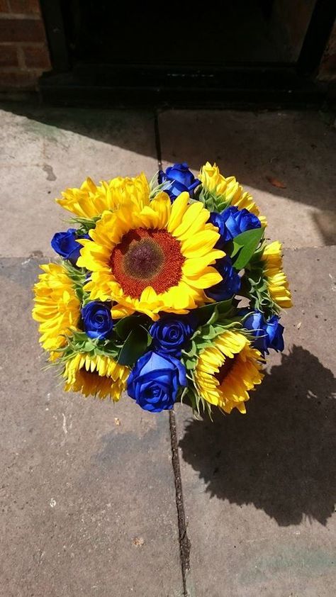 Sunflower and blue rose bridal bouquet Bridal Bouquet Sunflower, Rose And Sunflower, Sunflowers Bouquet, Wedding Gatsby, Bouquet Sunflower, Sunflower Bridal Bouquet, Blue Basket, Bridal Bouquet Blue, Blue Baskets