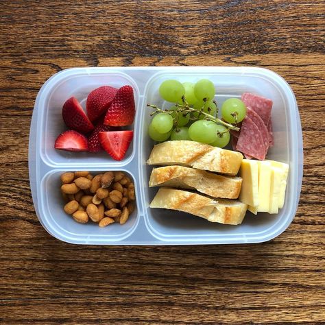 Charcuterie board @easylunchboxes style!! // Honey roasted peanuts + grapes + salami + medium white cheddar + mini French bread slices + strawberries  #easylunchboxes #lunch #lunchbox #lunchidea Charcuterie Board Lunch Box Ideas, Charcuterie Board Lunch, Charcuterie Lunch Box Ideas, School Snack Ideas, Snack Box Ideas, Lunchbox Ideas, Pancakes Oatmeal, Mini Baguette, Honey Roasted Peanuts