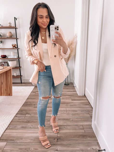 Business chic casual outfit Light Pink Blazer Outfits For Women, Light Pink Blazer Outfit Classy, Light Blazer Outfit, Light Pink Blazer Outfit Work, Blush Jeans Outfit, Pale Pink Blazer Outfit, Blush Pink Blazer Outfit, Jean Date Night Outfit, Peach Blazer Outfit