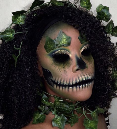 Ivy Makeup, Poison Ivy Makeup, Makeup Nails Art, Dramatic Makeup, Black Women Makeup, Halloween Makeup Looks, Makeup For Beginners, Halloween Movies, Cool Halloween Costumes