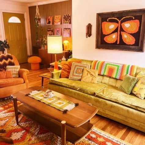 Green Retro Living Room, 60s Living Room Aesthetic, 70s Decor Aesthetic, 1970 Living Room, 70s Boho Living Room, Vintage 70s Living Room, 70s Aesthetic Living Room, Mcm Boho Living Room, 70s Home Decor 1970s Interior Design