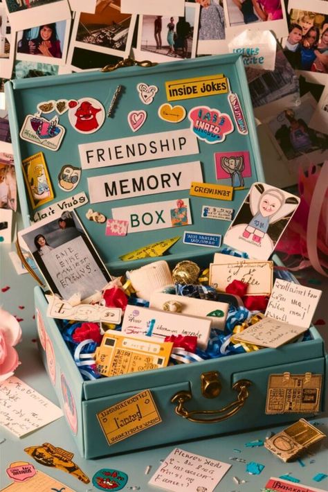 Memory Box For Best Friend, Christmas Gifts For Besties, Memory Box Ideas Diy, Memories Box Diy, Journal Routine, Memory Box Ideas, Graduation Memories, Wedding Memory Box, School Boxes