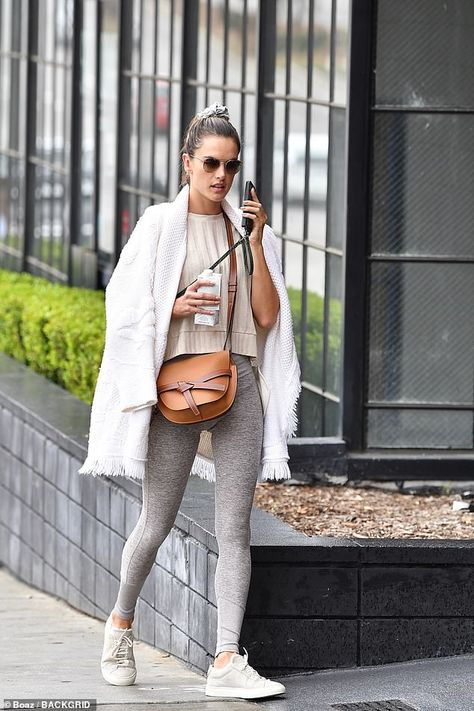 Grey Gym Leggings, Grey Leggings Outfit, Textured Knit Cardigan, Leggings Outfit Casual, Sneakers Street Style, A Gym, Alessandra Ambrosio, Autumn Street Style, Wet Weather