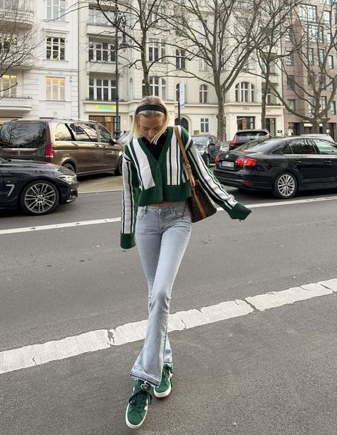 outfit inspo, outfit idea, simple outfit, spring outfit, spring aesthetic, green, green outfit, adidas, adidas gazelles, fall outfit, spring outfit inspo Adidas Gazelles, Outfit Adidas, Outfit Cute, Fall Wear, Simple Outfit, Adidas Outfit, Green Outfit, Shoes Adidas, Fall Shoes