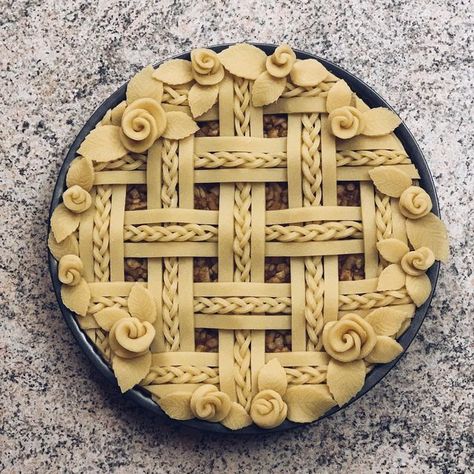 Apple Pie Decoration Ideas, Apple Pie Decoration, Creative Pie Crust, Pretty Pie Crust, Pie Crust Art, Pie Craft, Creative Pies, Decorative Pie Crust, Pie Crust Designs