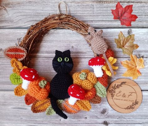 25cm grapevine wreath covered in crochet applique leaves. There are also chunky pumpkins in warm autumn colours and some red and white toadstools too. A little crochet mouse is attached to the wreath and there is a hanging loop at the top. Crochet Autumn Wreath, Crochet Cards, Crochet Wreaths, Crochet Wreath Pattern, Wreath Crochet, Autumn Crochet, Crochet Wreath, Autumn Home Decor, Fall Door Hangers