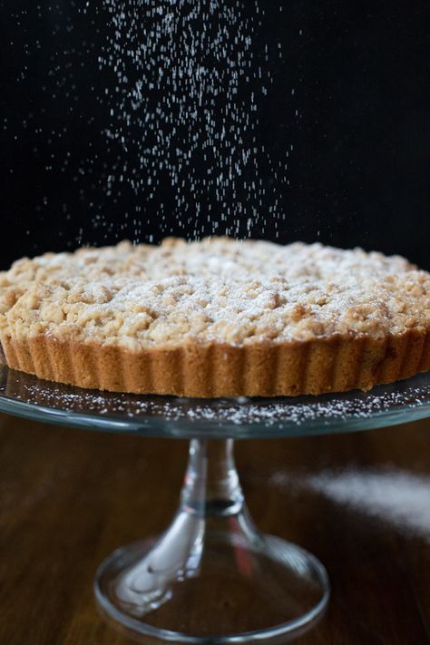 Vertical Image of falling powdered sugar on Blueberry Crumb Cake. Mousse Au Chocolat Torte, Blueberry Crumb Cake, Frangipane Tart, Raspberry Coulis, Shortbread Crust, Baking Company, Blueberry Recipes, Crumb Cake, Köstliche Desserts