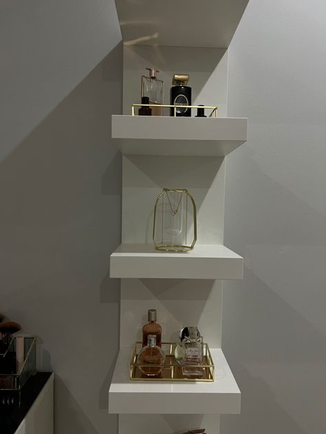 Shelves For Perfumes, Perfume Organization Shelf, Perfume Wall Display, Perfume Shelves, Dream Room Ideas, Rum Inspiration, Perfume Shelf, Perfume Collection Display, Apartment 2023