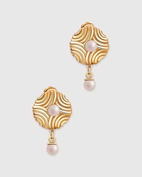 925 Sterling Silver with 18ct Gold Premium Vermeil As wavy lines encircle it, a delicate pearl rests as a protagonist of this timeless design in an ensemble that is characterised by a classy and exquisite elegance. Pearl Earrings Designs, Gold Pendent, Wavy Lines, Pearl Design, Round Earrings, Elegant Jewelry, Gold Vermeil, Jewelry Inspiration, Timeless Design