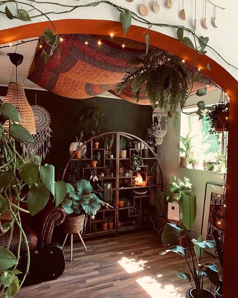 Bohohipgypsies🌙💫 on Instagram: “Omg love this lil corner in here 🌼🌙 so dreamy • @palim_tintin🌿🌵 #decor” Urban Jungle Bedroom, Interior Inspiration Living Rooms, Boho Plants, Plants Interior, Gothic Bedroom, Goth Home, Goth Home Decor, Apartment Aesthetic, Boho Room