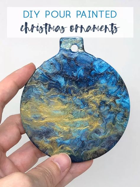 Flat Ornaments Diy, Pour Paint Ornaments, Paint Ornaments Diy, Christmas Paintings On Wood, Flat Ornaments, Paint Ornaments, Marble Ornaments, Painting Ornaments, Ornaments Diy Christmas