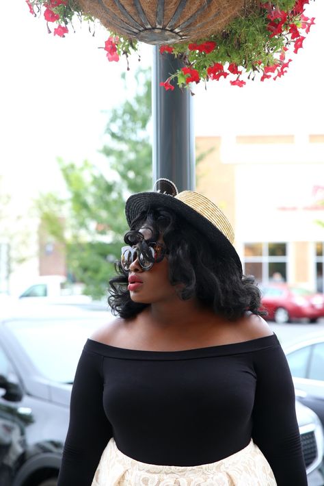 How To Wear Off Shoulder Top, Boater Hat Outfit, Plus Size Business Attire, Shoulder Tops Outfit, Off The Shoulder Top Outfit, Neck Scarfs, Outfit Curvy, Top Sunglasses, Hat Outfit