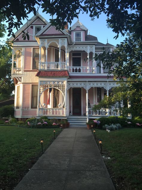 Victorian Homes Pink, Victorian Revival Interior, Small Victorian House, Pink Victorian House, Fairytale Houses, Modern Log Cabins, Victorian Exterior, Victorian Style House, Victorian Modern