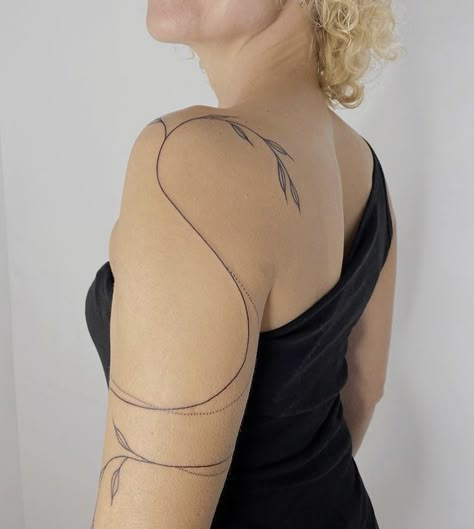 Tattoos Thick Lines, Swirly Back Tattoo, Line Arm Tattoo For Women, Large Line Tattoo, Shoulder Line Tattoos For Women, Body Contour Tattoo, Line Style Tattoo, Shoulder Line Tattoo, Long Line Tattoo