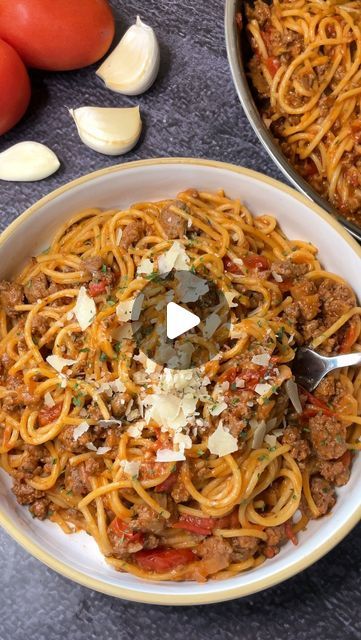 Carman Wilken on Instagram: "This Homemade Spaghetti sauce is so delicious! And extremely easy to make! My family absolutely loves it. The recipe is at the end of the video to pause and screenshot 😋🍝 #spaghetti #homemade #easyrecipe #familydinner #delicious #dinneridea #spaghettisauce @betterthanbouillon" Fast Delicious Dinner Recipes, Spaghetti Recipes Videos, Spaghetti Videos, Pasta Favors, Easy Spaghetti Recipes, Spaghetti Homemade, Carman Wilken, Dizzy Cook, Spagetti Recipe