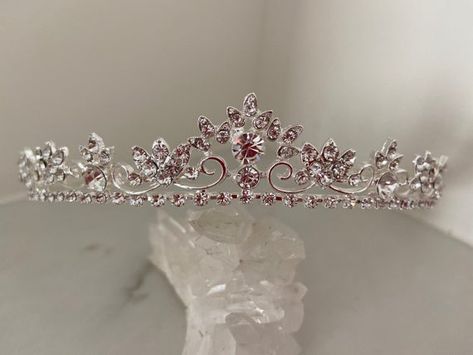 Quince Lavender, Hogwarts Essentials, Princess Crown Aesthetic, Lavender Ideas, Princess Crown Cake, Prom Crown, Communion Tiara, Communion Headpiece, Quinceanera Jewelry