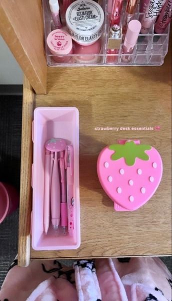 pink academia accessories 📓📓📓📓📓💕 Academia Barbie, Academia Accessories, Pink Academia, Room Organization Bedroom, Princess Charm School, Pink Desk, Cherry Baby, Pink Stuff, Desk Essentials