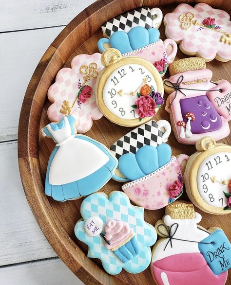 Tiny Bakery, Tea Party Cookies, Tea Cup Cookies, Alice In Wonderland Vintage, Cookie Pictures, Alice In Wonderland Tea Party Birthday, Onederland Birthday Party, Alice In Wonderland Cakes, 귀여운 음식 그림